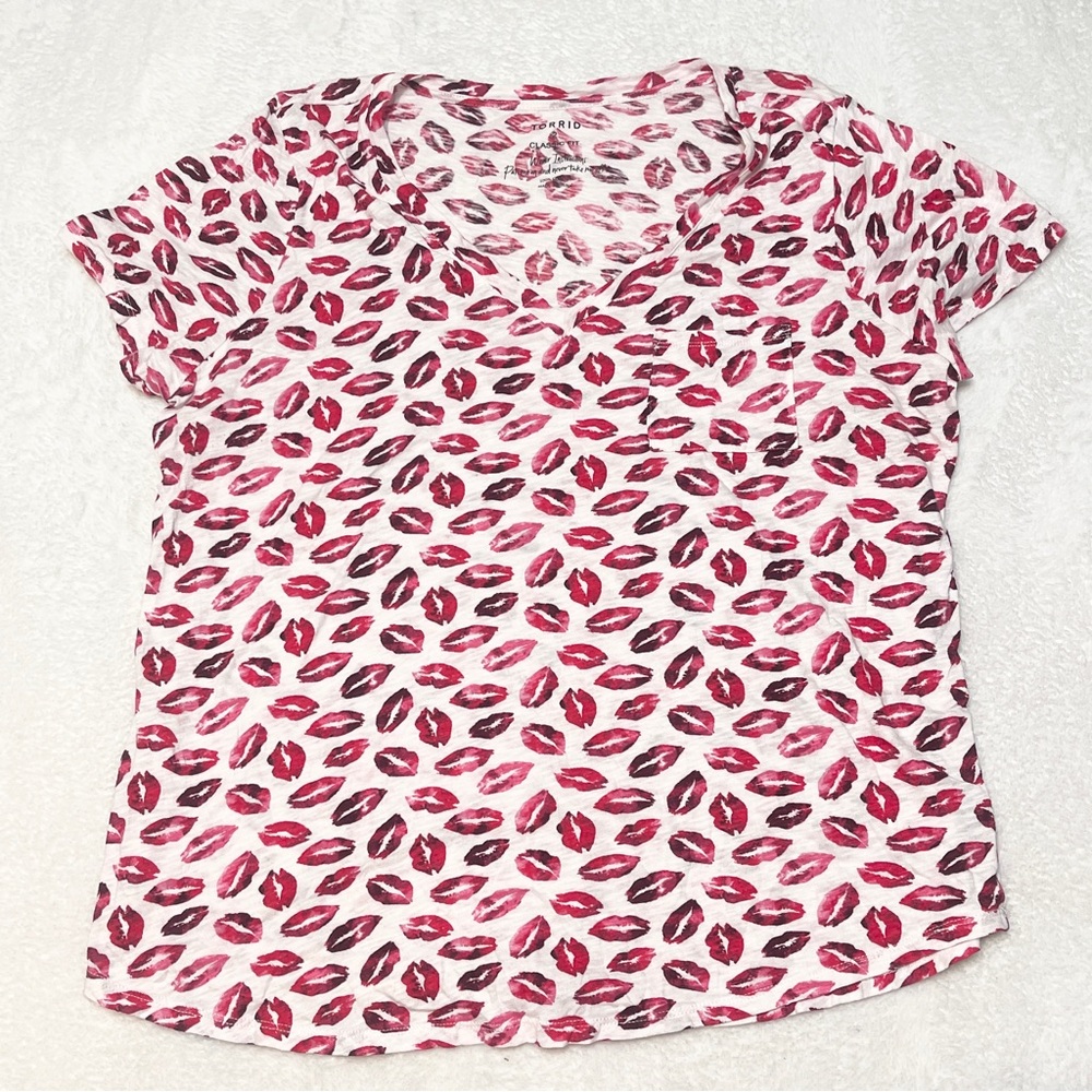 Torrid Classic Fit Short Sleeve V-Neck Lip Lipstick Kiss Shirt Women's Plus 2X